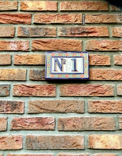 a no sign on a brick wall at Natuurhuis Marke Lemselo 80 m2 in Weerselo