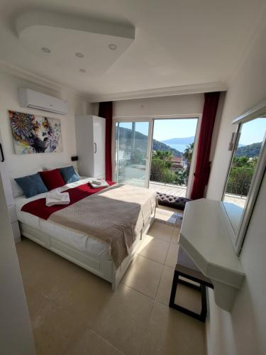 Ένα ή περισσότερα κρεβάτια σε δωμάτιο στο Sea view 5 En-suit villa, pool heatable, free WIFI VillaHappy in Kalkan
