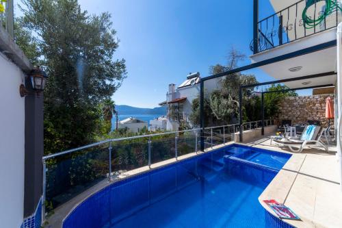 Πισίνα στο ή κοντά στο Sea view 5 En-suit villa, pool heatable, free WIFI VillaHappy in Kalkan