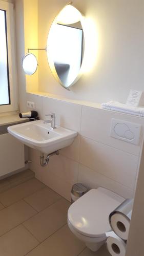 Koupelna v ubytování Frühstückshotel Seemannsbraut Amrum-adults only ab 18 Jahre-keine Haustiere-