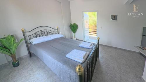 Una cama o camas en una habitación de Double Suite 1ST FLOOR N4