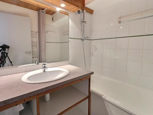 une salle de bain avec un lavabo, un miroir et une baignoire dans l'établissement Appartement La Tania - 2 Pièces, 31m², 4 Pers, Balcon, Pieds des pistes - FR-1-182A-28, à Courchevel