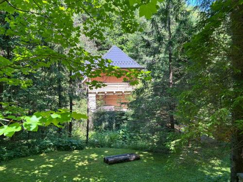 Taman di luar Forest House- dom nad górskim potokiem