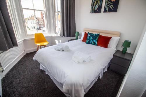 a bedroom with a bed with two stuffed animals on it at Seahorse Guesthouse in Great Yarmouth
