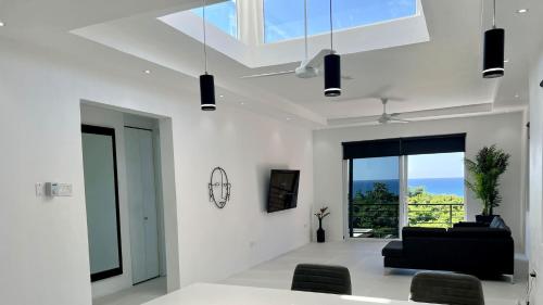 Whitehouse Villa Pool Ocean View Private Studioにあるテレビまたはエンターテインメントセンター
