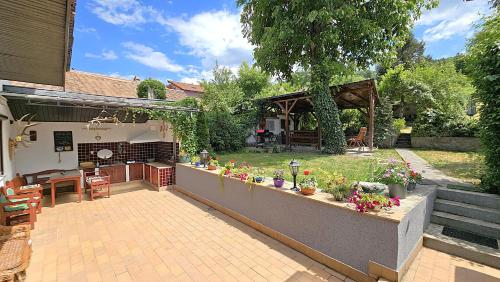 a backyard with a garden with flowers and a kitchen at Casa Vanatorului in Sighişoara