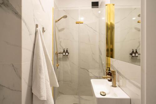 Kúpeľňa v ubytovaní MKI Apartments - Chmielna 73 C B&B Warsaw City Center Apartment