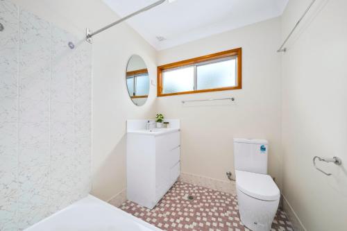een badkamer met toilet en wastafel bij Godfrey's Cottage in Blackheath
