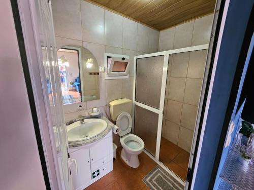 カリェタにあるCasa Da Lindaの洗面台とトイレ付きの小さなバスルーム