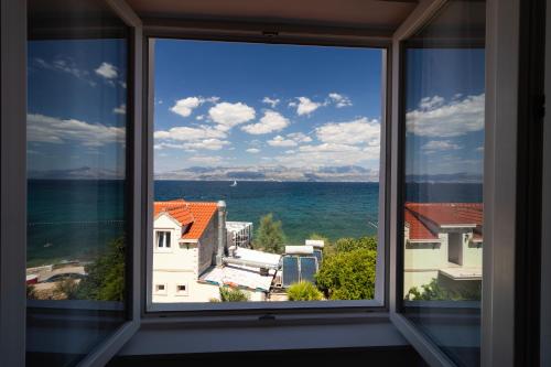 Gallery image of Crystal Sea in Sutivan