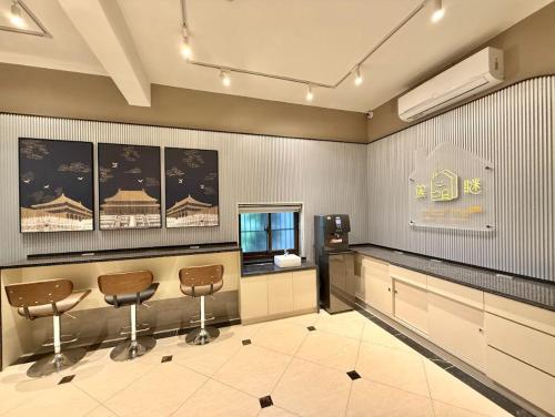 a waiting room with two chairs and a bar at Choozme in Lugang
