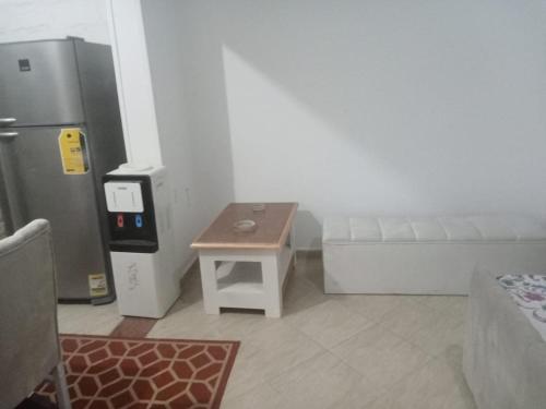 エル・アラメインにあるChalet2 A1 ground floor sea view with 2 terraces 114 Green Beachのリビングルーム(ソファ、小さなテーブル付)