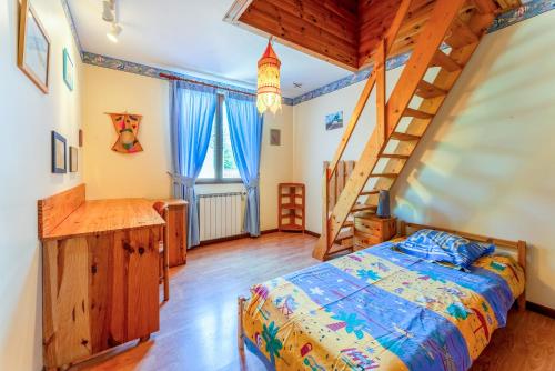 une chambre avec un lit et un escalier dans l'établissement La Provençale, à Châteaurenard