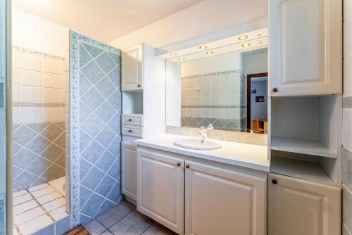 une salle de bain avec un lavabo et un miroir dans l'établissement La Provençale, à Châteaurenard