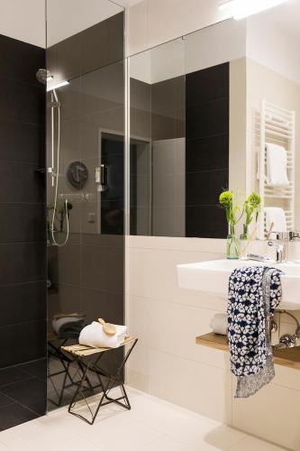 a bathroom with a sink and a shower at Boutiquehotel Stadthalle in Vienna