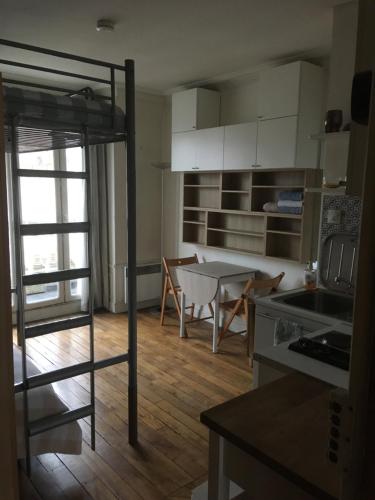 kuchnia i salon z łóżkiem piętrowym w obiekcie STUDIO 12ième w Paryżu