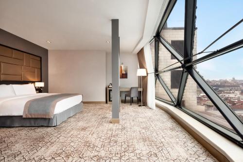 Ένα ή περισσότερα κρεβάτια σε δωμάτιο στο Wyndham Grand Tbilisi