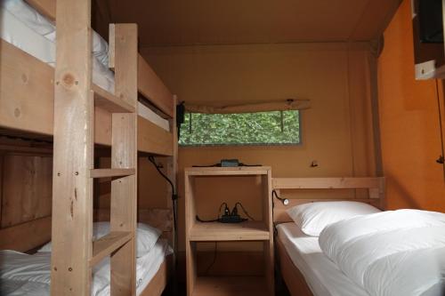 Katil atau katil-katil dalam bilik di Camping de Voetel