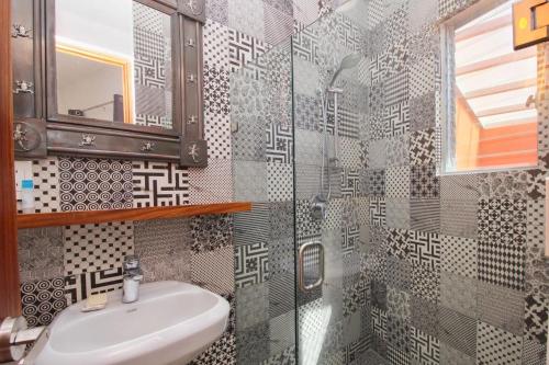 Ένα μπάνιο στο Casa Cascada - Luxury Home with Pool and Views