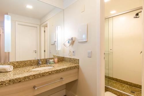 a bathroom with a sink and a shower at BSB STAY Torre Flats Particulares - Mercure Líder in Brasilia