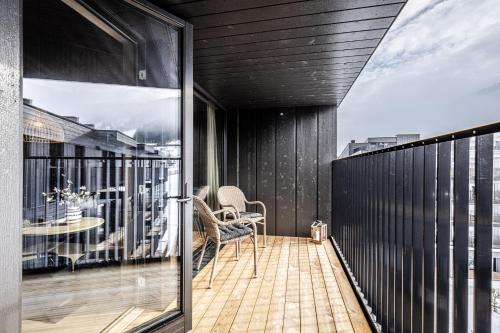 a balcony with a table and chairs on it at Penthouse with large rooftop terrace, Ski In-Ski Out in Hemsedal in Hemsedal