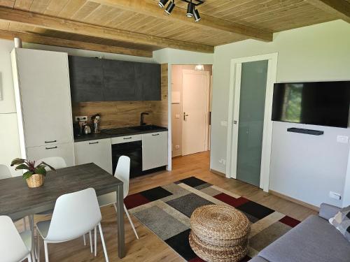 Televízia a/alebo spoločenská miestnosť v ubytovaní Moda Apartments Serenella