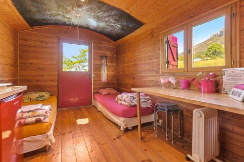 a room with a bench in a wooden cabin at Roulotte Ferme Saint-Pierre in Bargème