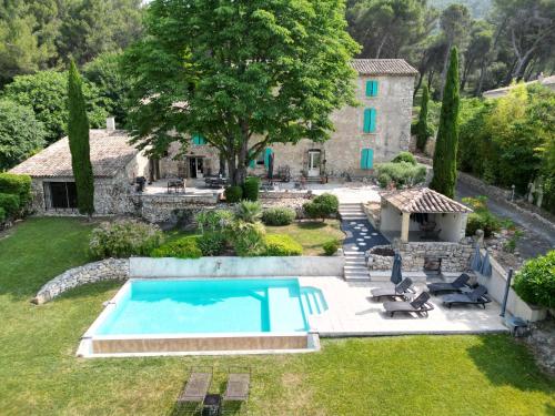 un domaine avec piscine et maison dans l'établissement Mas la Floreline, à Cheval-Blanc
