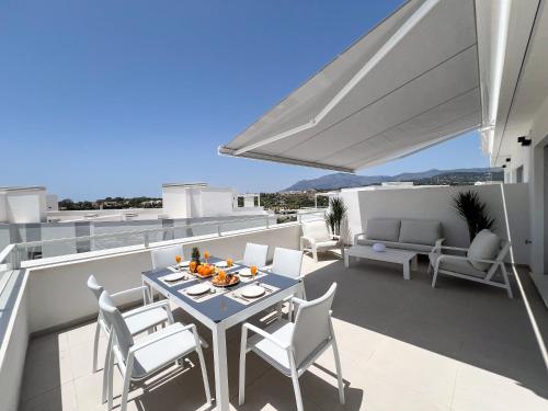 Family penthouse with sea views in Cancelada