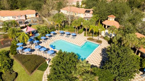 an overhead view of a swimming pool at a resort at Spectacular House with 3BR - Private Pool, BBQ - Minutes from Disney! in Kissimmee