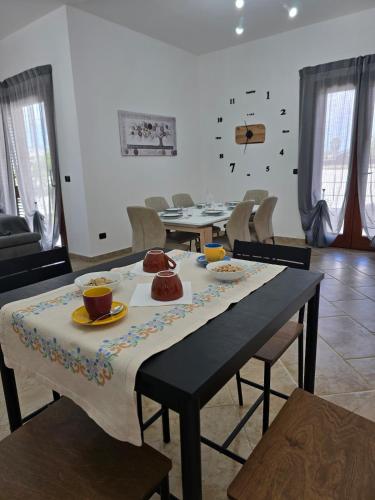 a dining room with a table and chairs at La Villa di Alice in Vignacastrisi