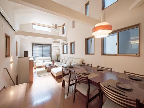 ein Esszimmer mit Tisch und Stühlen in der Unterkunft GOHO STAY me Sumiyoshi in Tokio