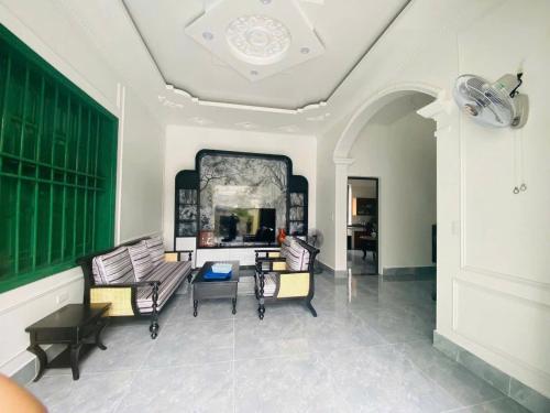 ein Wohnzimmer mit Couch und Tisch in der Unterkunft MoonNest vila catba in Cát Bà