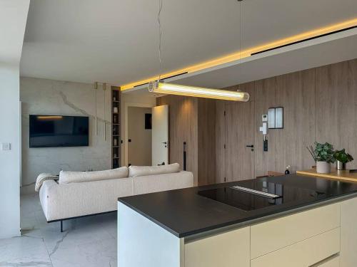 une cuisine et un salon avec un canapé et une table dans l'établissement ADR2 - Appartement de 4 pièces avec vue mer, à Cannes