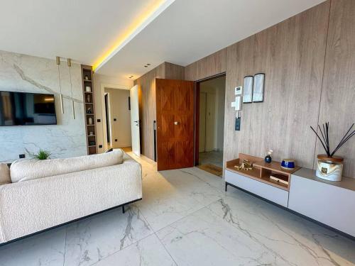 un salon avec un canapé et une table dans l'établissement ADR2 - Appartement de 4 pièces avec vue mer, à Cannes