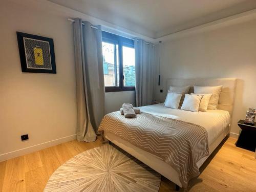 une petite chambre avec un lit et une fenêtre dans l'établissement ADR2 - Appartement de 4 pièces avec vue mer, à Cannes