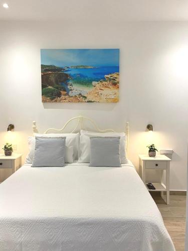 マルサシュロックにあるTan-Nanniet Apartmentの白いベッドと白い枕のある寝室