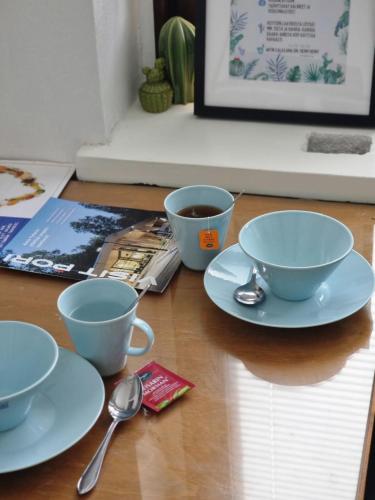 Příslušenství pro přípravu čaje a kávy v ubytování Studio Porin Karhu, home away home in Pori city center, free parking