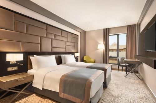 Ένα ή περισσότερα κρεβάτια σε δωμάτιο στο Wyndham Grand Tbilisi