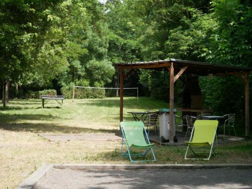 - un groupe de chaises et une table de pique-nique dans un parc dans l'établissement Camping Onlycamp Le Pré, à Montaigut-le-Blanc