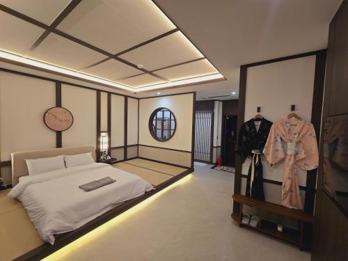 Ένα ή περισσότερα κρεβάτια σε δωμάτιο στο Yeosu Domar Hotel