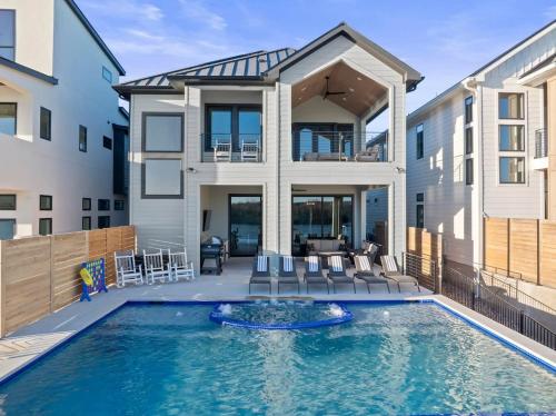 una casa con piscina delante de una casa en Wave on Wave Haus and Concierge Services, en Kingsland