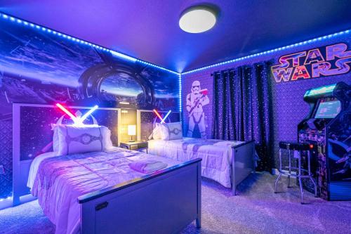 En eller flere senge i et værelse på Stylish 4BR Resort Home with Private Pool & Fun Themed Rooms Near Disney