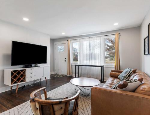 a living room with a couch and a flat screen tv at Franklin Retreat - Sleeps 4 in Franklin