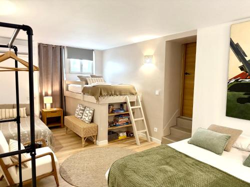 Zimmer mit 2 Etagenbetten und 1 Schlafzimmer in der Unterkunft Maison Palomase en plein cœur de Sancerre in Sancerre