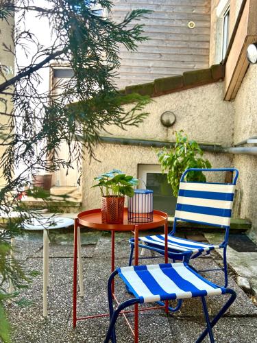 deux chaises et une table et une table et une table et une chaise dans l'établissement T2 RÉNOVÉ avec TERRASSE en HYPER CENTRE de Dijon, à Dijon
