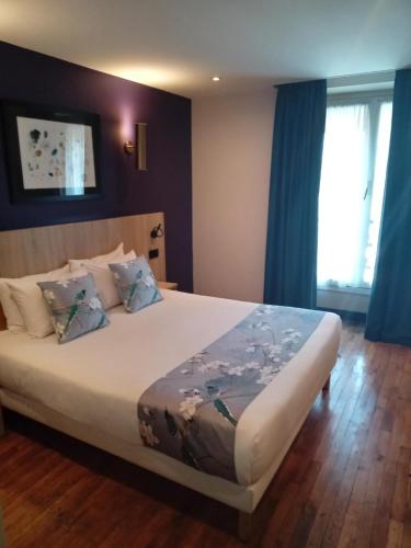 Una cama o camas en una habitación de Hotel Modern Est