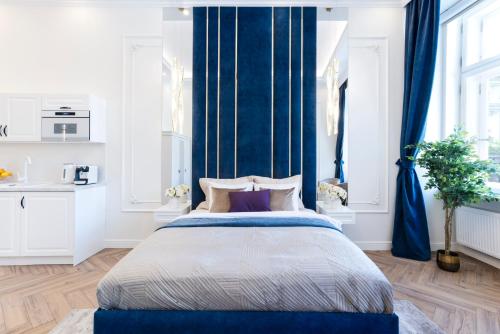 Кровать или кровати в номере Main Square Apartments