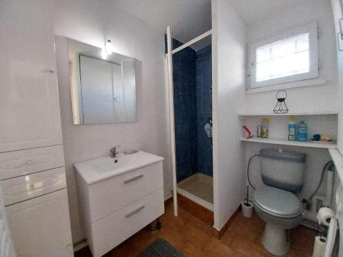 a bathroom with a toilet and a sink and a shower at T2, wifi et parking, 4 couchages, centre station in Narbonne-Plage