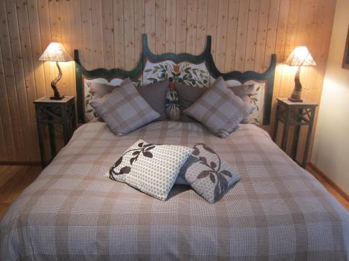 En eller flere senge i et værelse på La Demeure des Elfes